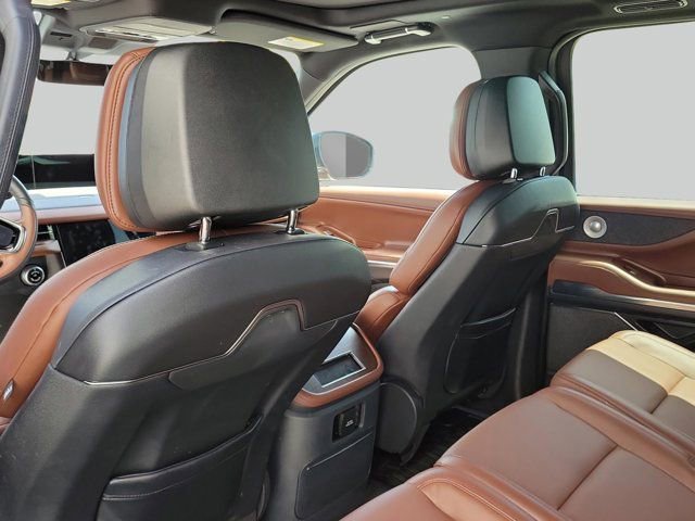 Used 2025 Lincoln Navigator Reserve image 9
