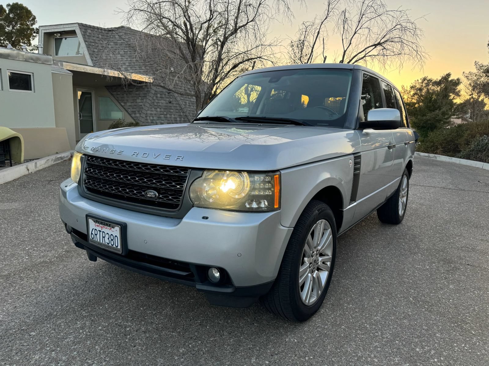 Used 2011 Land Rover Range Rover HSE LUX AWD/4WD image 2