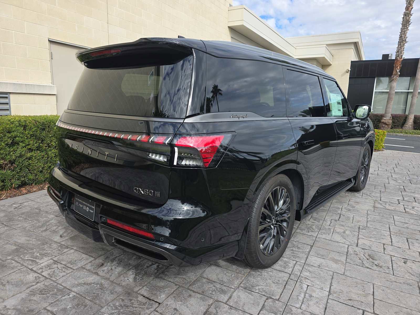 New 2026 INFINITI QX80 Autograph w/ Premium Cargo Package image 3
