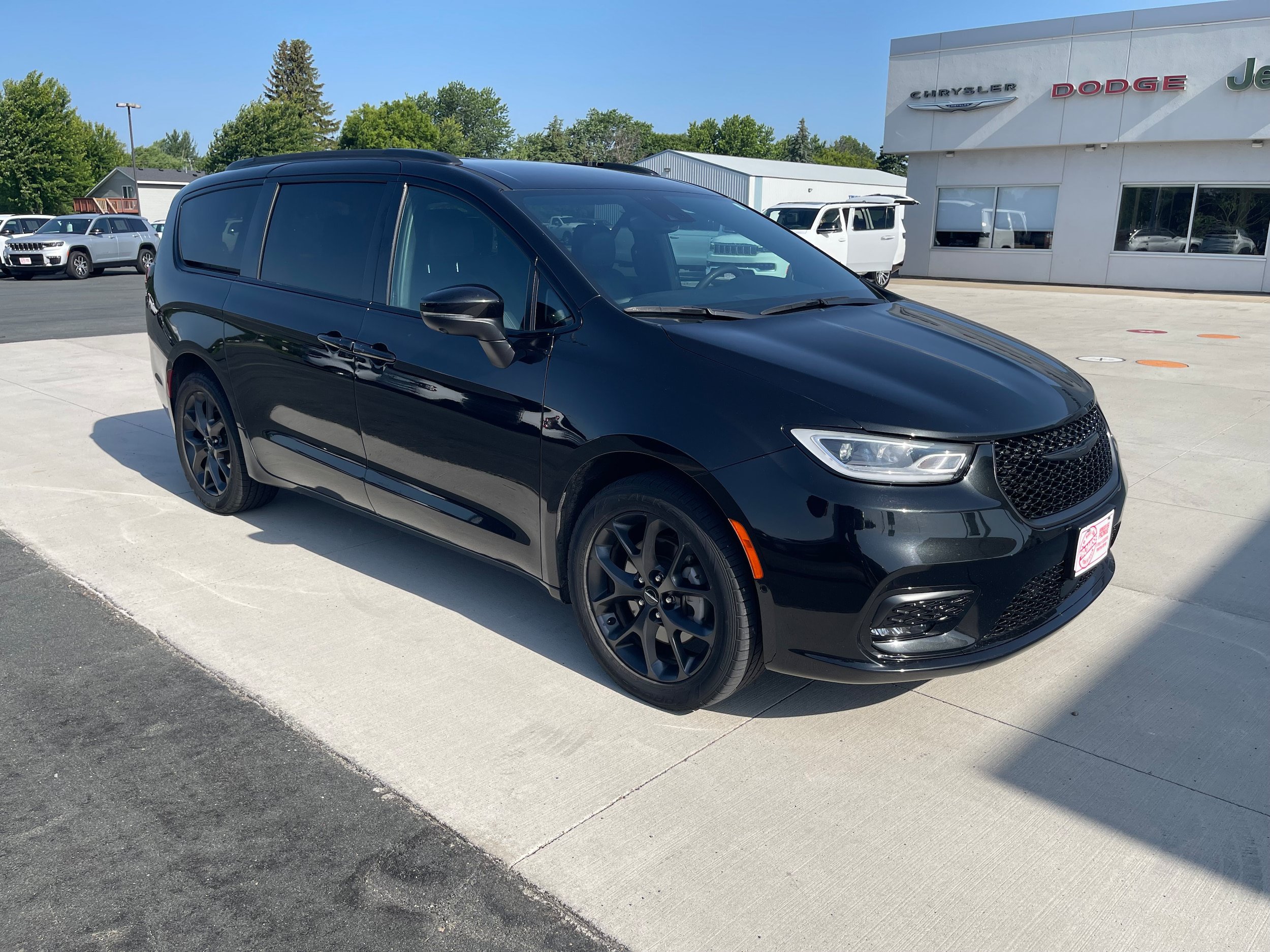 Used 2023 Chrysler Pacifica Touring-L w/ S Appearance Package
