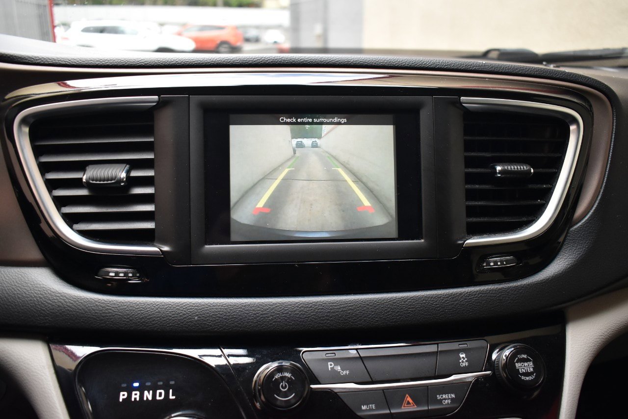 Used 2019 Chrysler Pacifica L FWD image 29