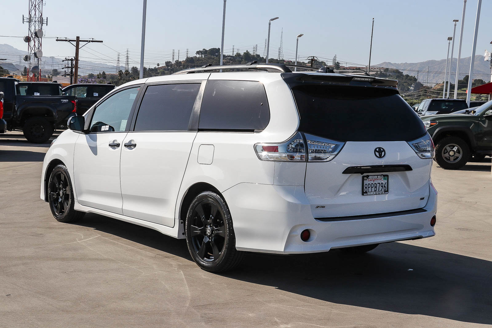 Used 2020 Toyota Sienna SE w/ Nightshade Edition FWD image 4