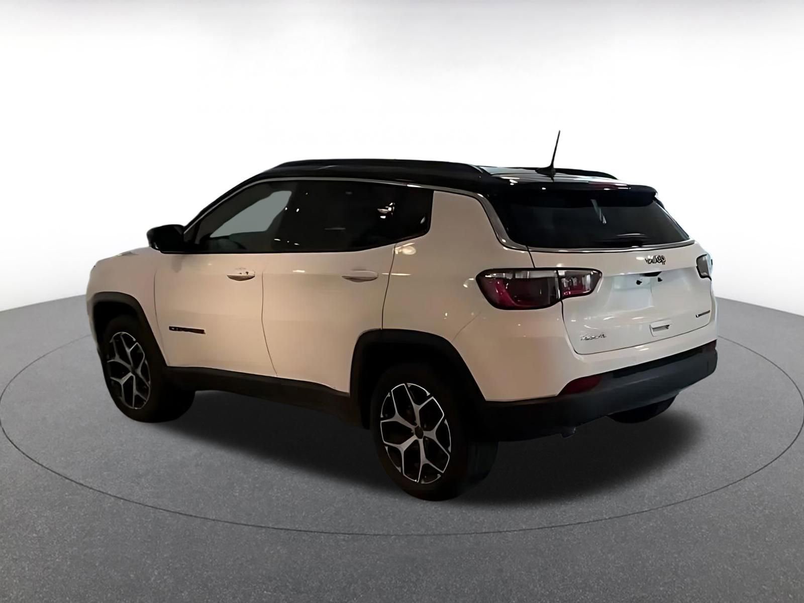 Used 2025 Jeep Compass Limited AWD/4WD image 10