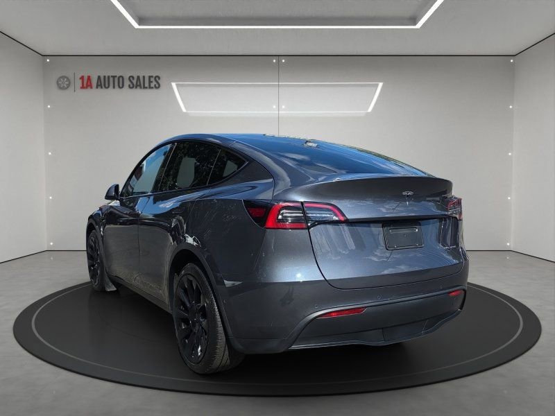 Used 2022 Tesla Model Y Long Range image 3