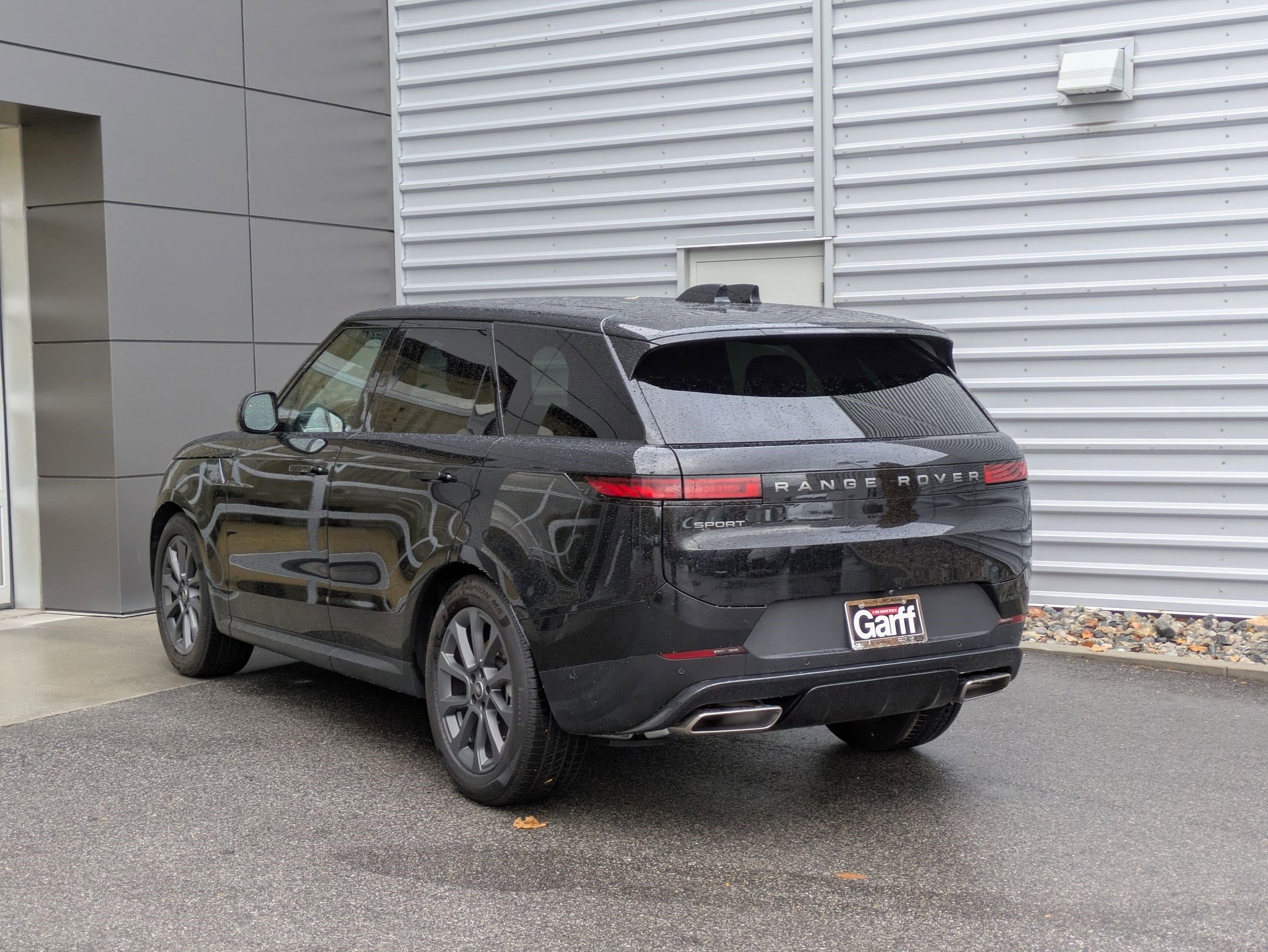 Used 2025 Land Rover Range Rover Sport image 3