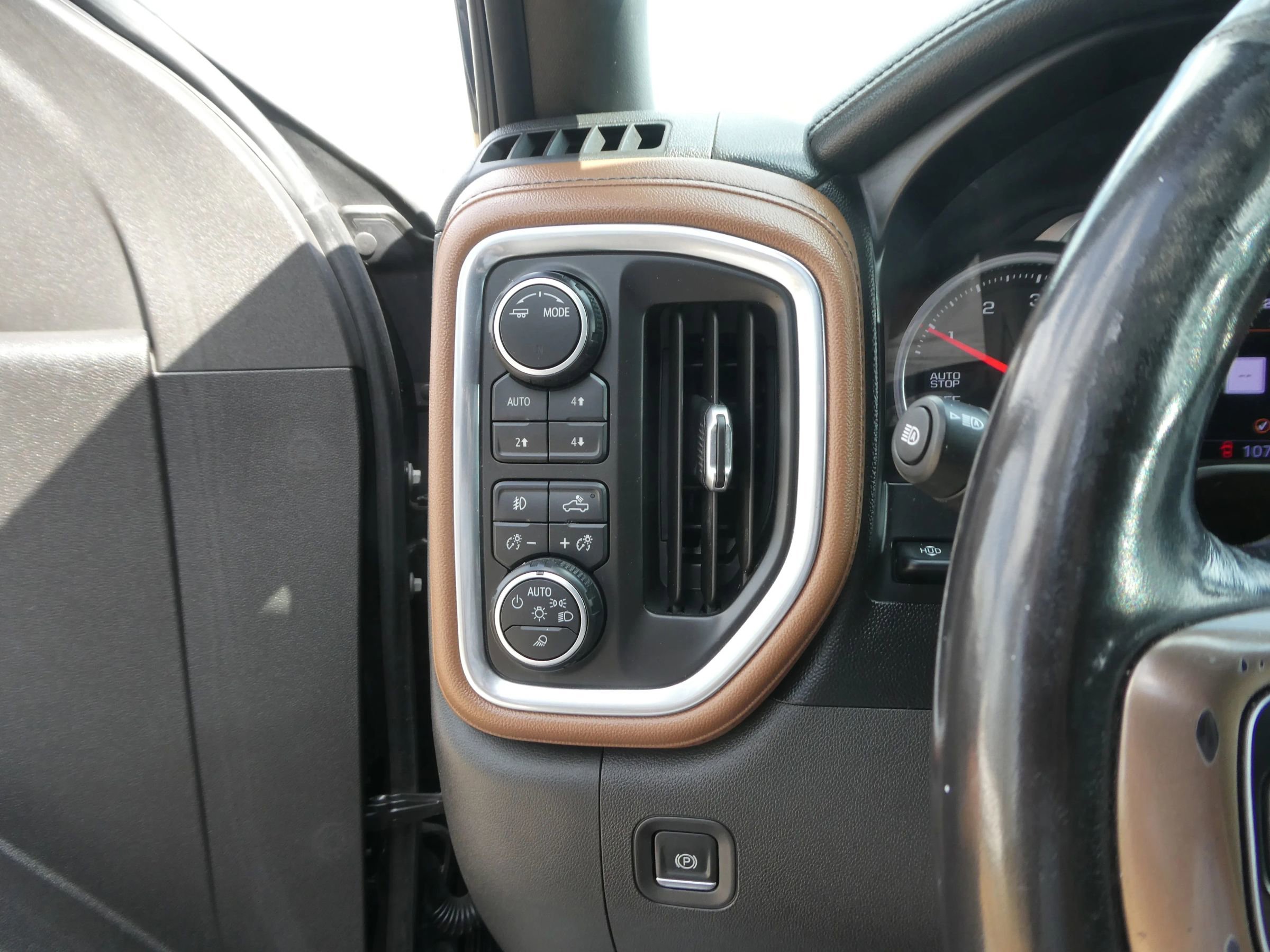 Used 2020 Chevrolet Silverado 1500 High Country w/ Technology Package AWD/4WD image 18