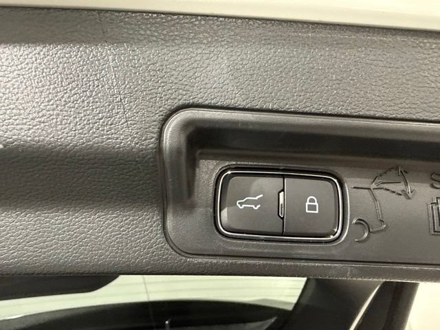 Used 2022 Ford Explorer Limited w/ Equipment Group 301A RWD image 12