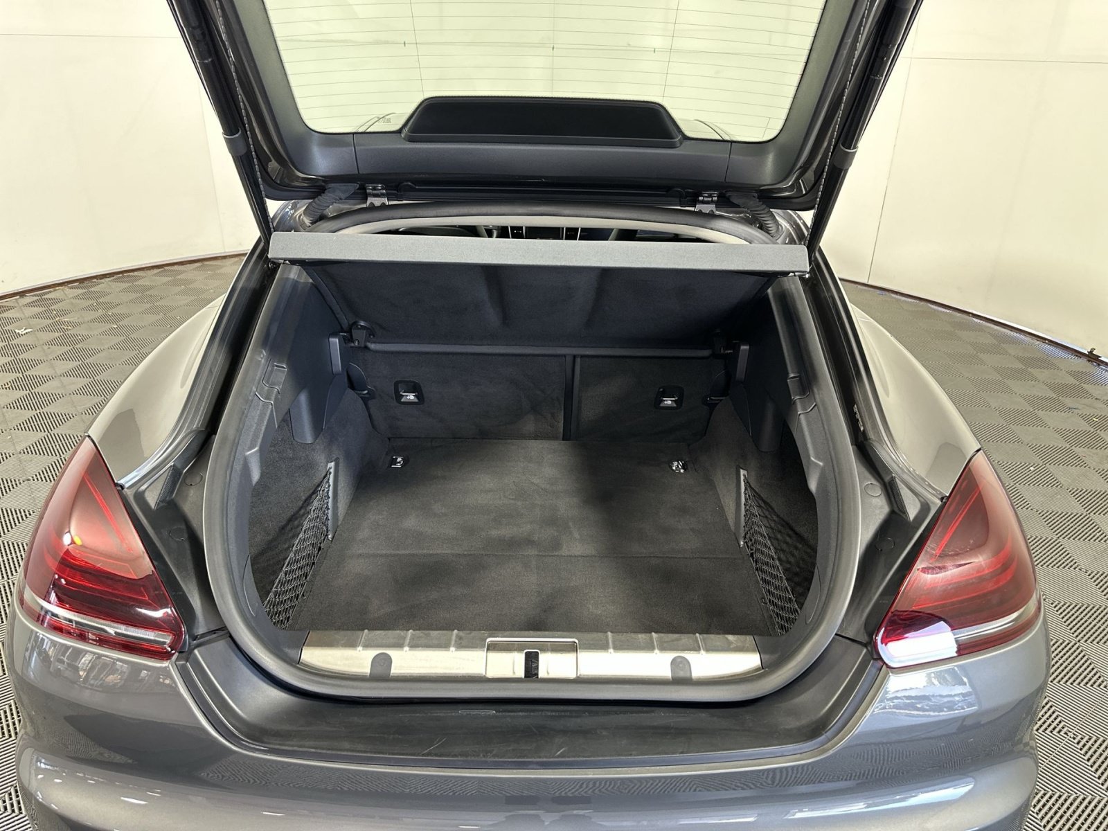Used 2016 Porsche Panamera RWD image 26