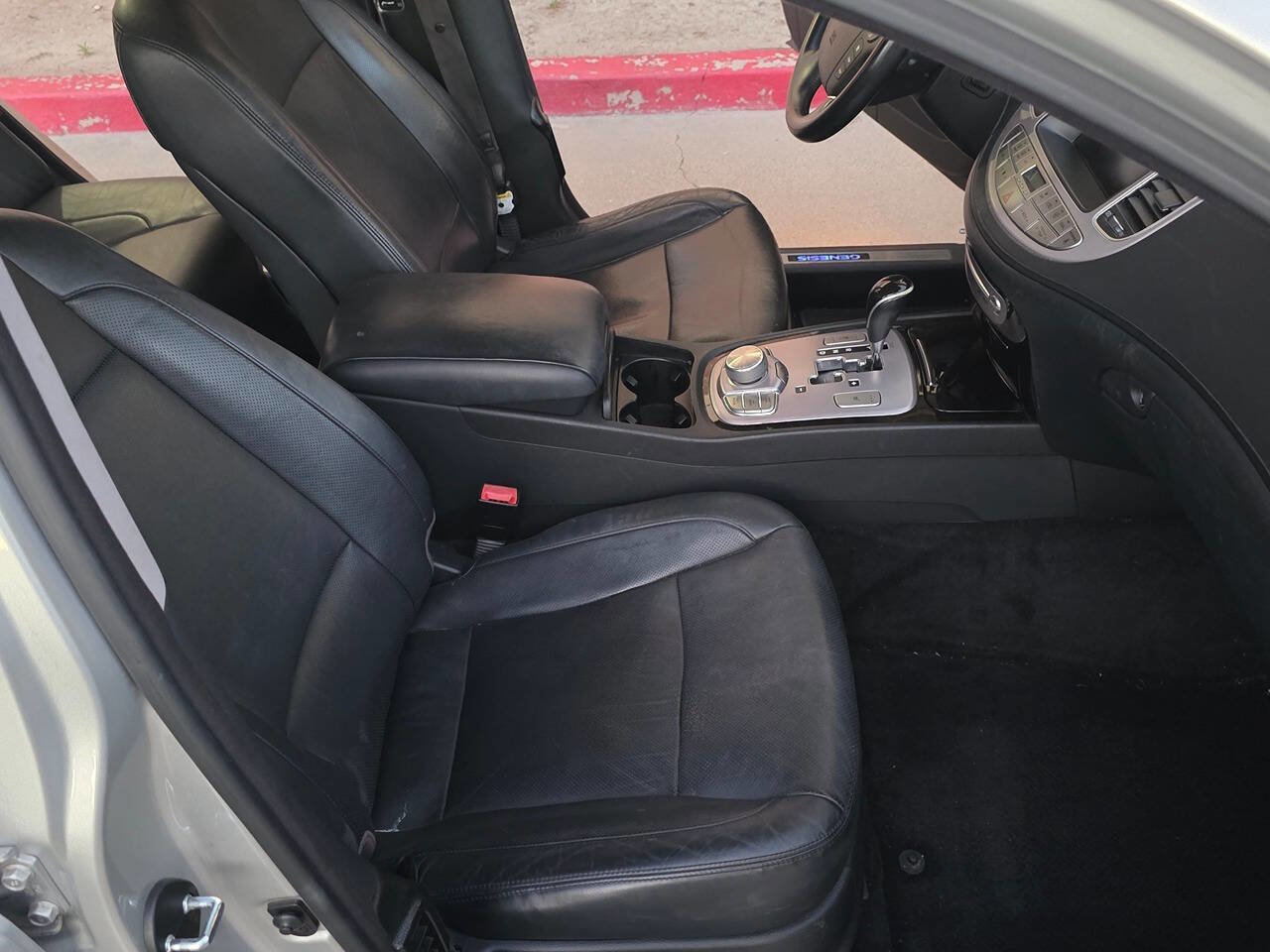 Used 2012 Hyundai Genesis 4.6 image 12