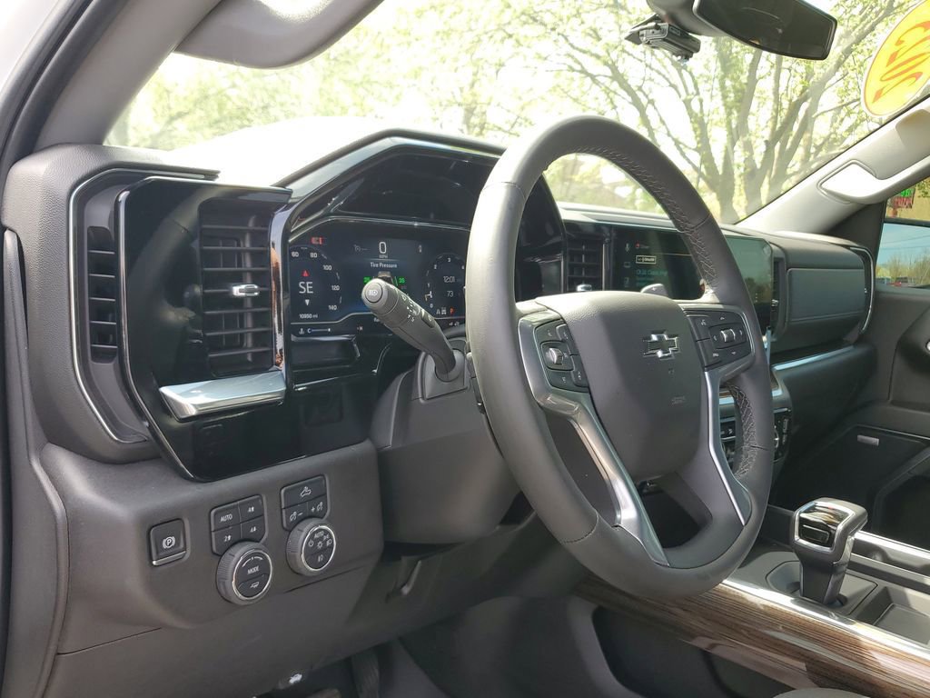 Used 2025 Chevrolet Silverado 1500 RST AWD/4WD image 18