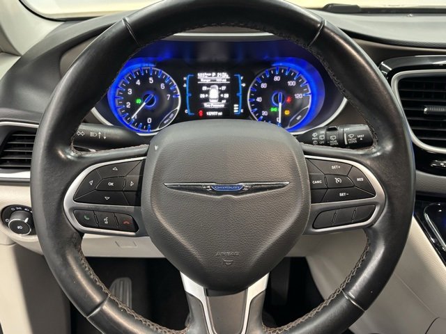 Used 2017 Chrysler Pacifica Touring-L image 19