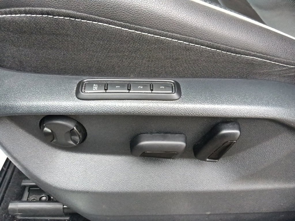 Used 2023 Volkswagen Tiguan SEL R-Line image 17