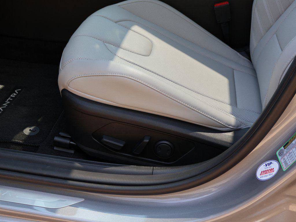 New 2025 Hyundai Elantra Limited image 24