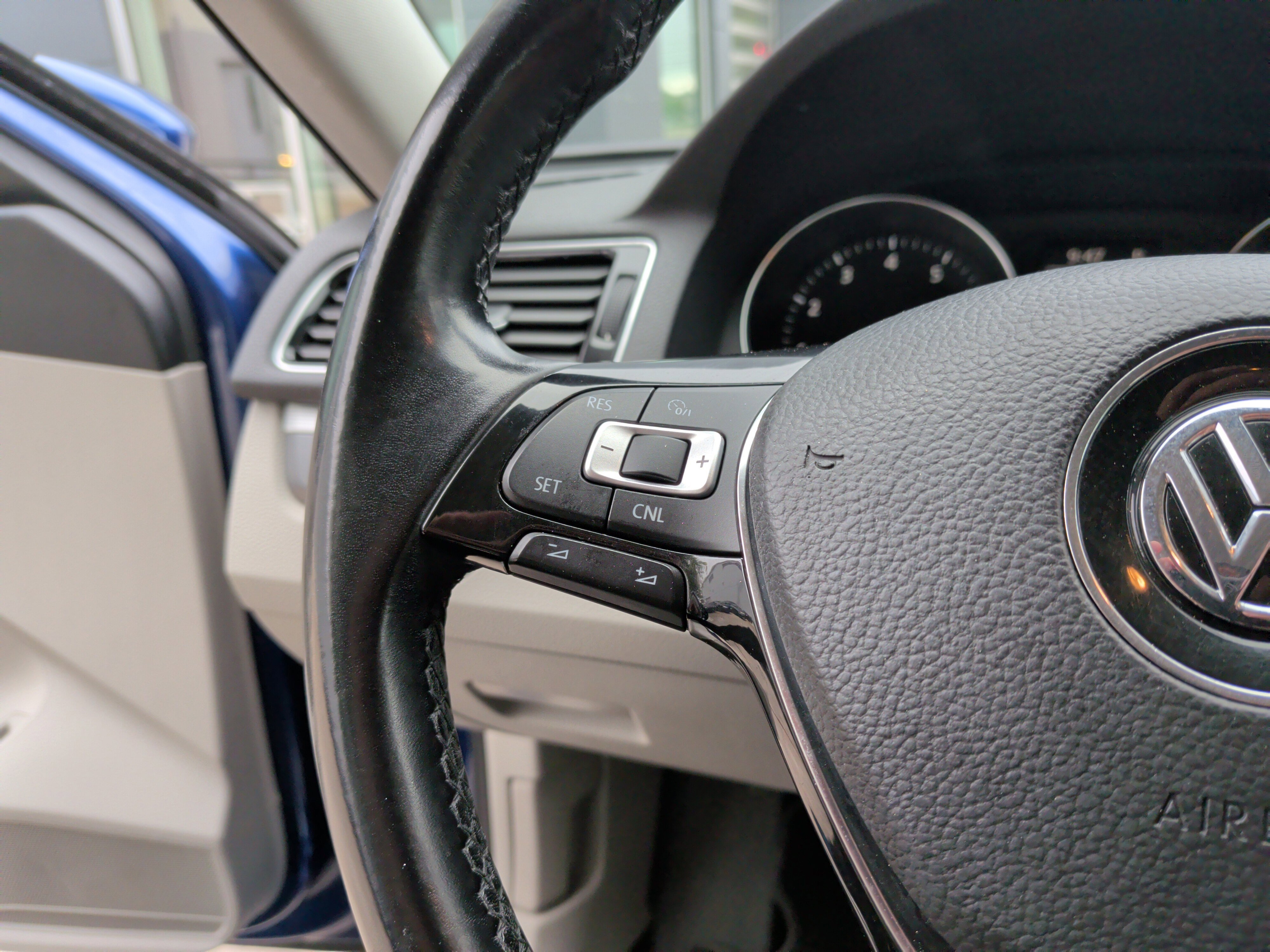 Used 2017 Volkswagen Passat 1.8T R-Line w/ R-Line Lighting Package image 19