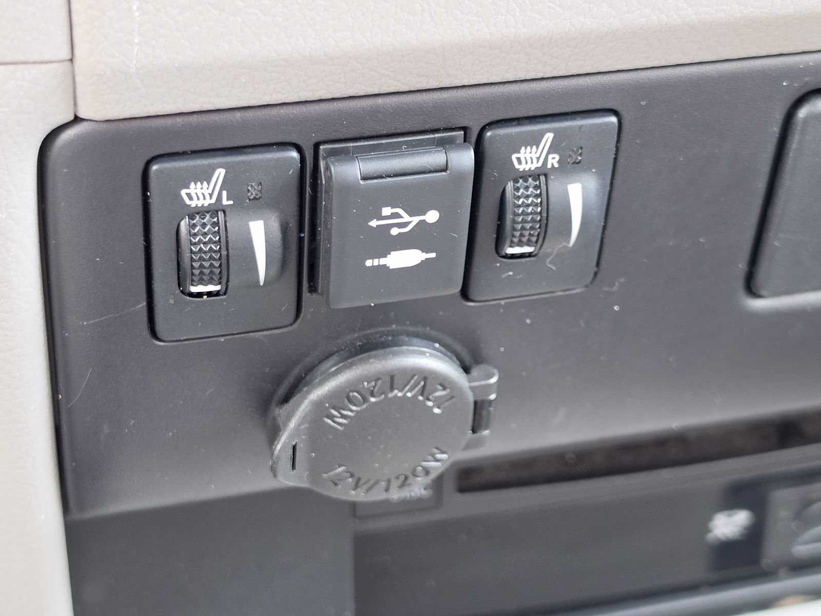 Used 2020 Toyota Sienna XLE Premium FWD image 31
