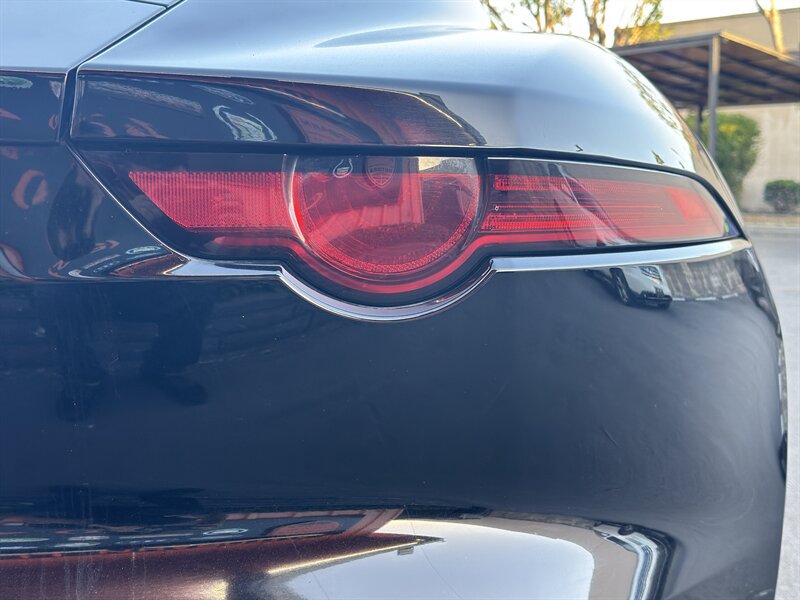 Used 2018 Jaguar F-TYPE Coupe RWD image 15