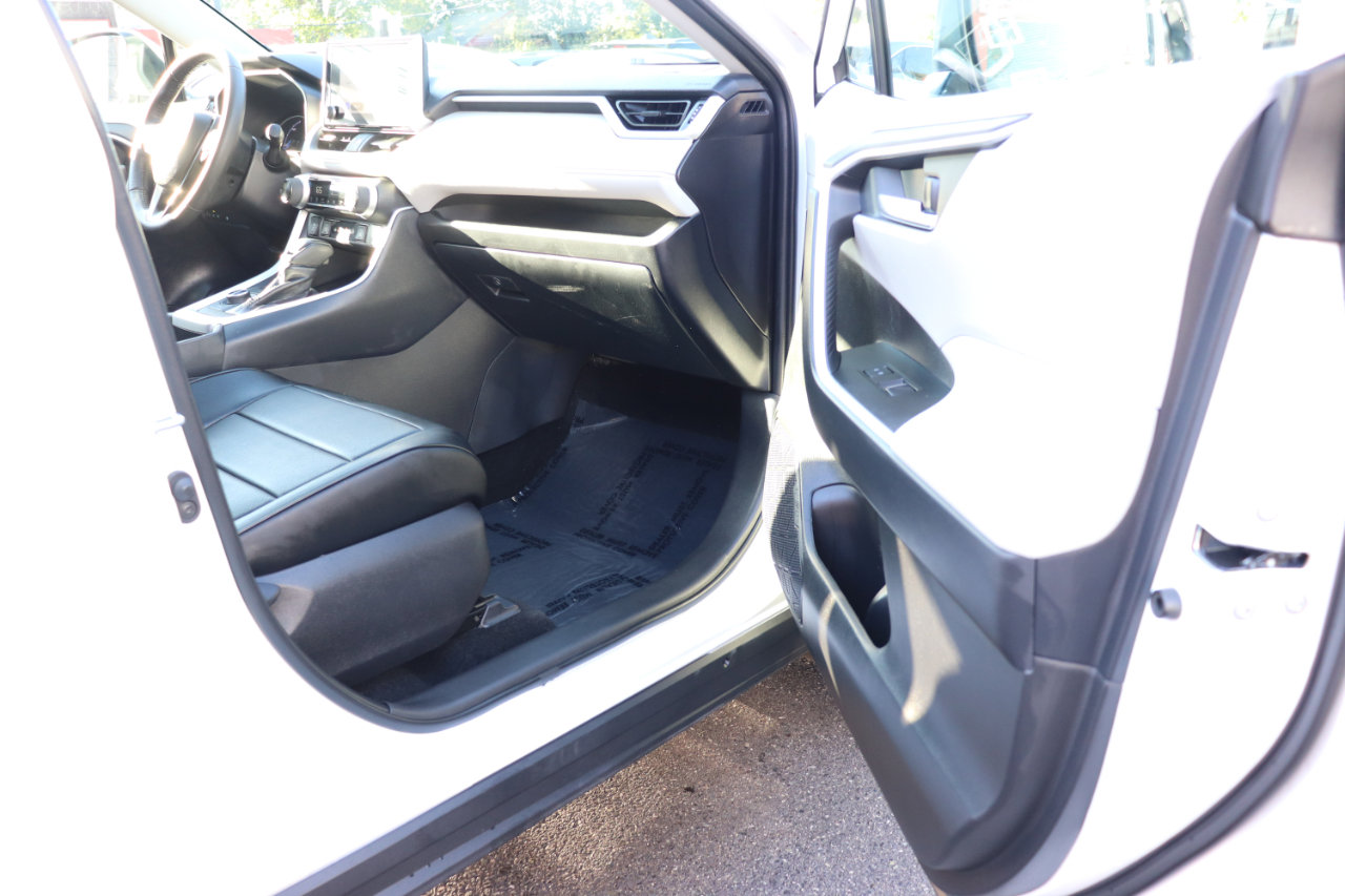 Used 2025 Toyota RAV4 XLE image 15