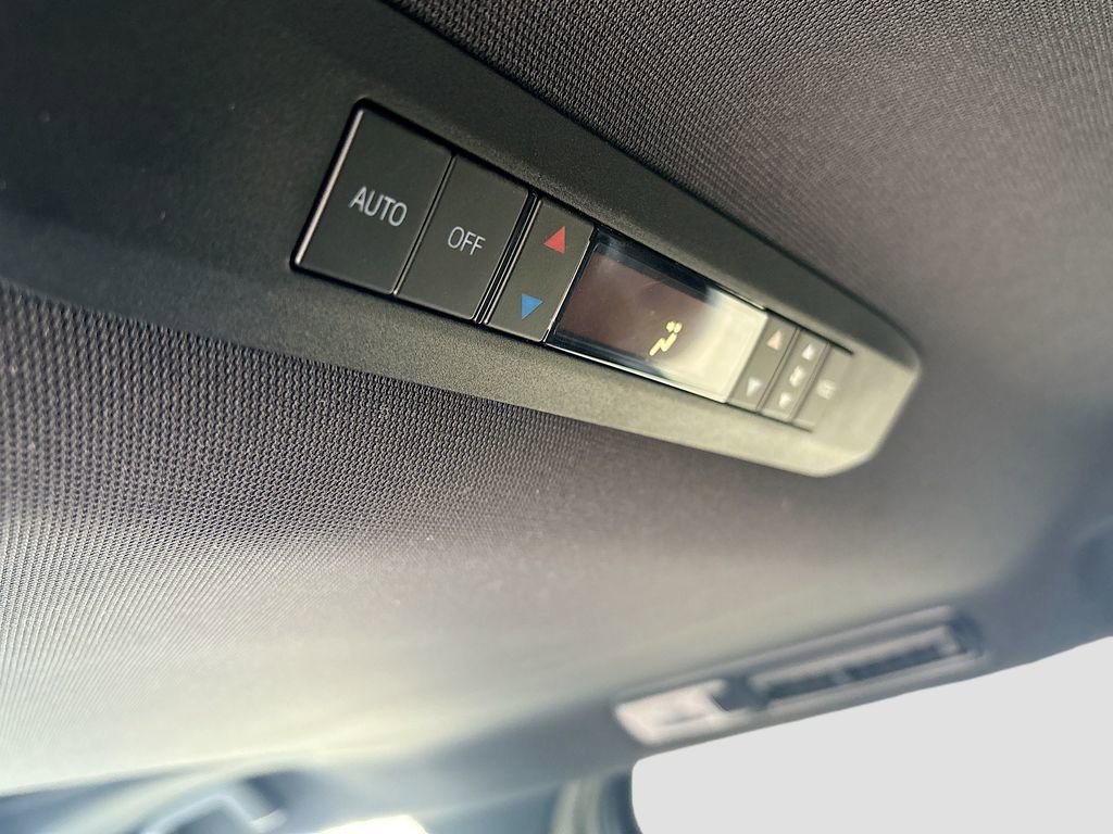 Used 2025 Toyota Sienna Limited image 27