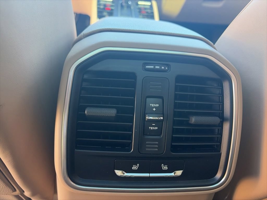 Used 2025 Porsche Macan AWD/4WD image 19