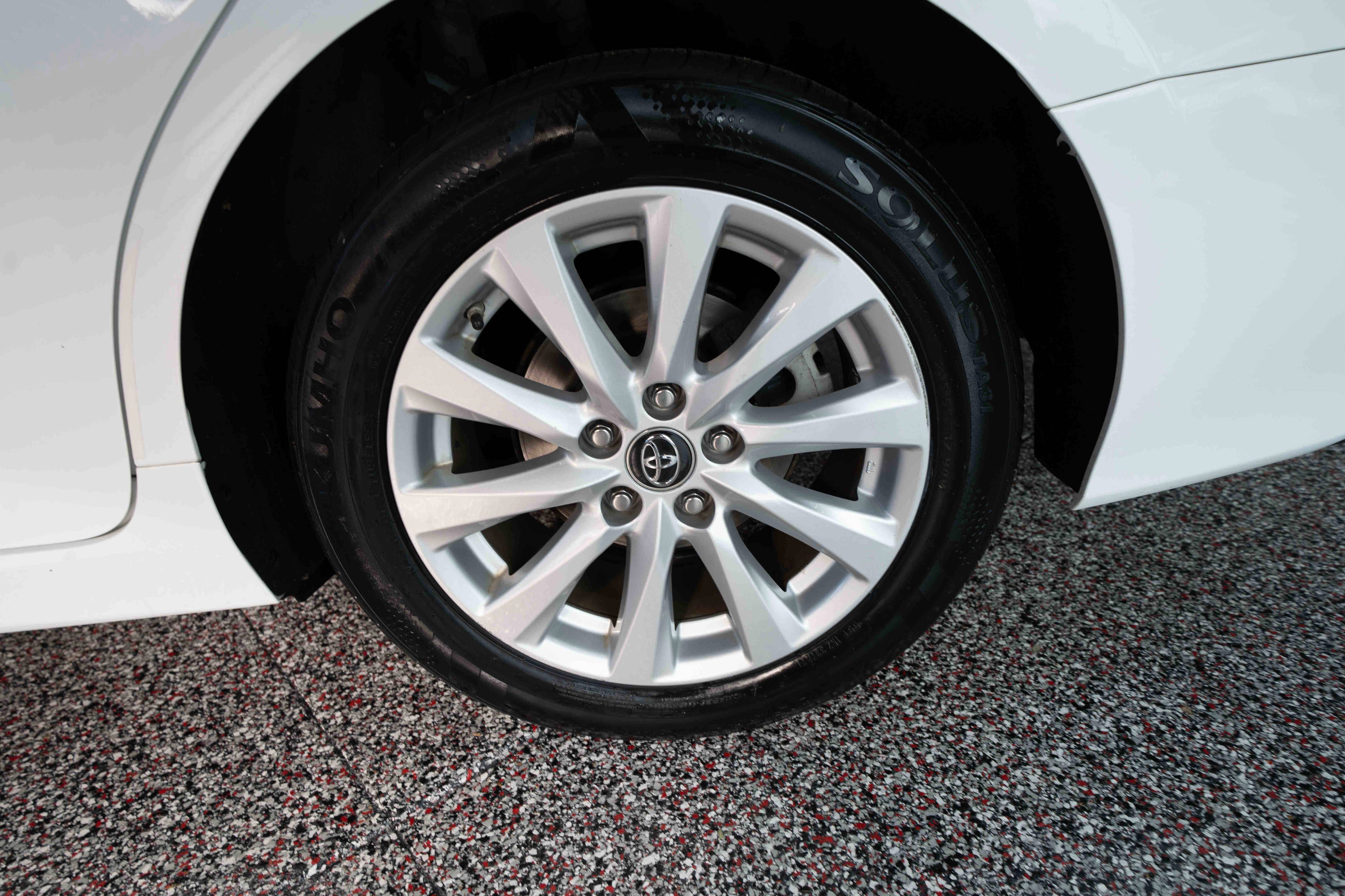 Used 2019 Toyota Camry LE image 28