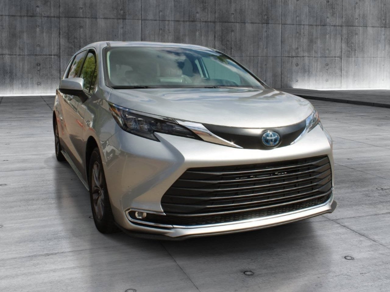 Used 2024 Toyota Sienna XLE FWD image 8