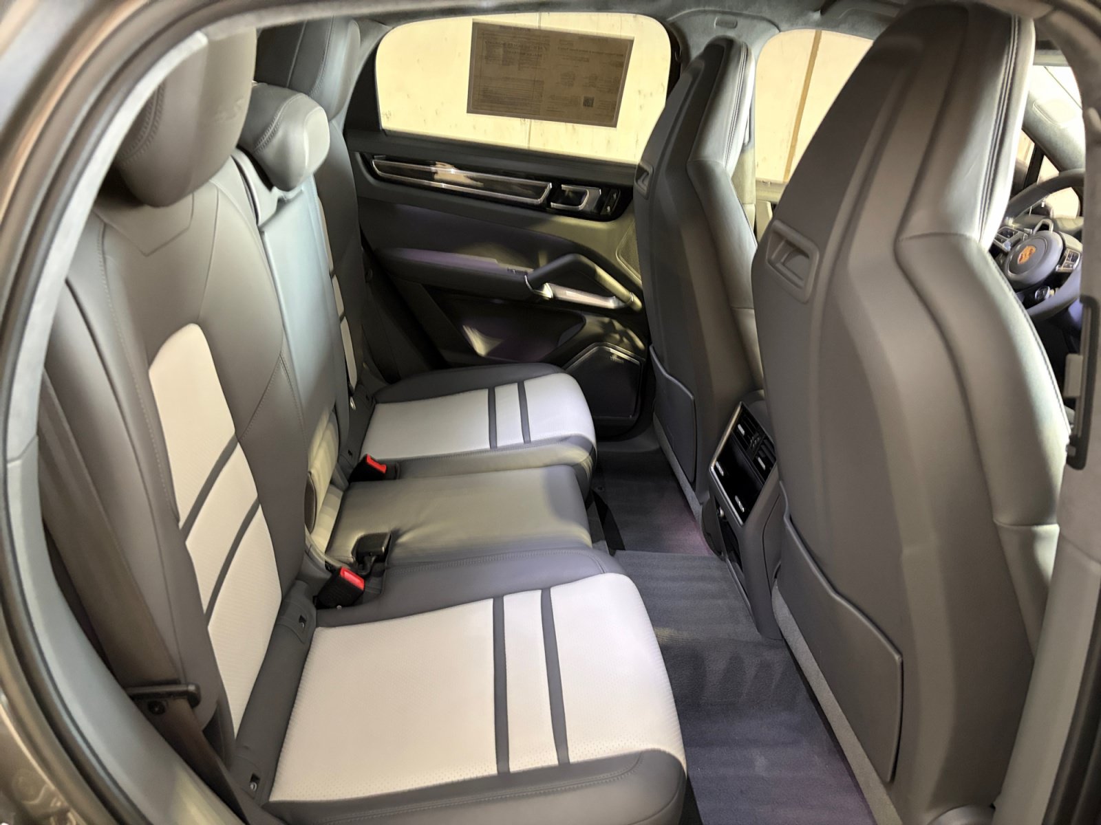 Certified 2023 Porsche Cayenne Turbo S AWD/4WD image 28