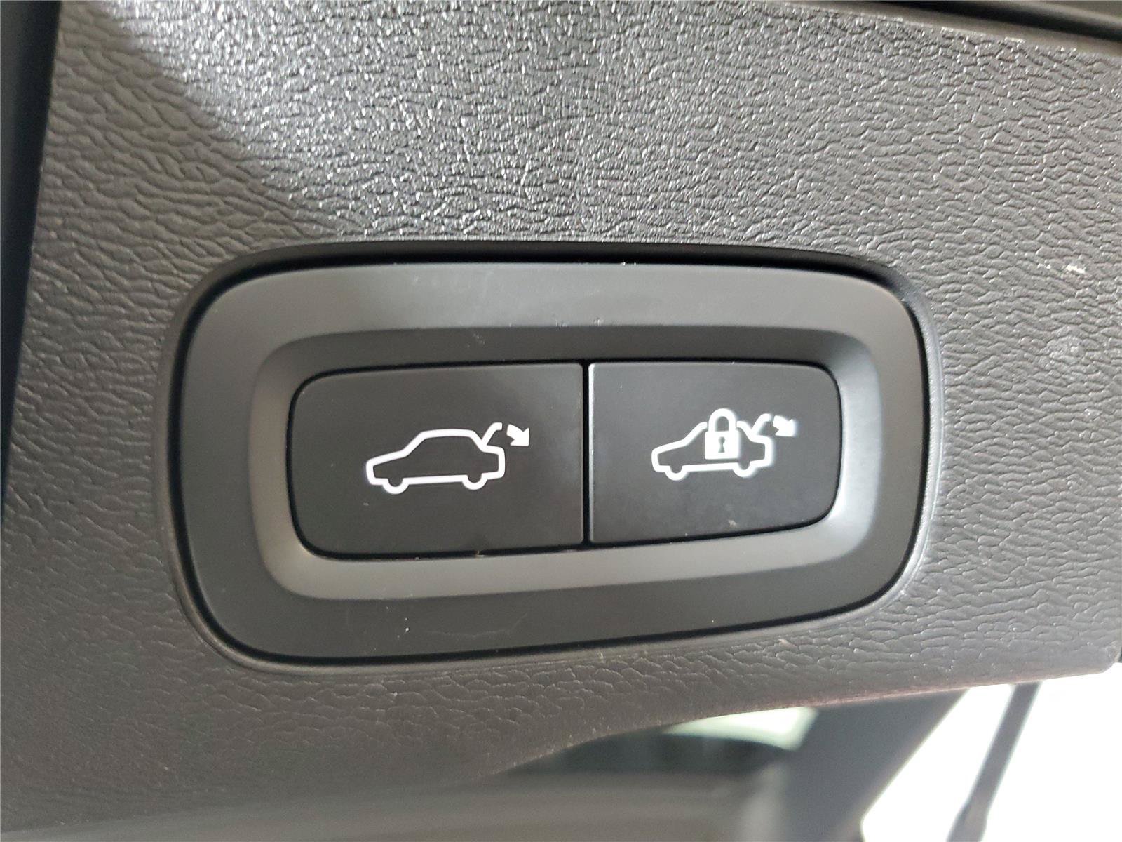 Certified 2023 Volvo XC60 B5 Ultimate w/ Climate Package FWD image 9