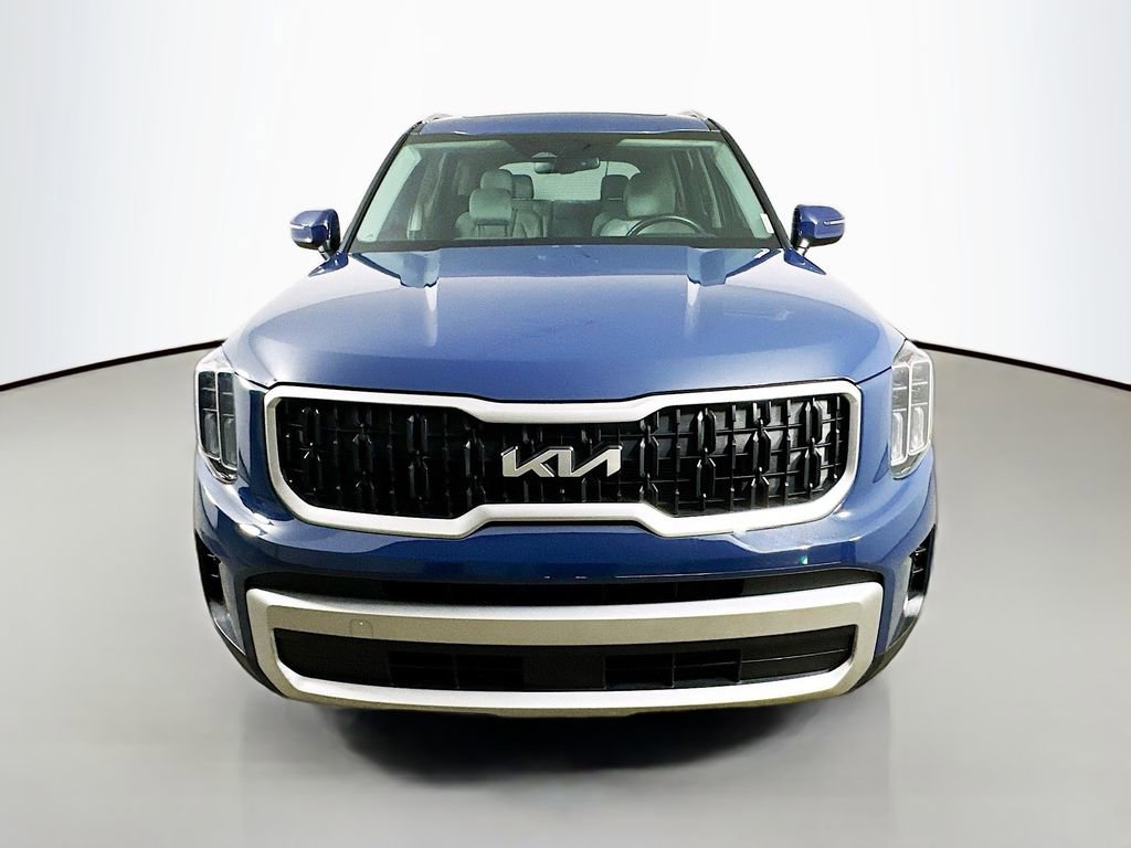 Used 2023 Kia Telluride EX w/ EX Captain's Chair Package image 2