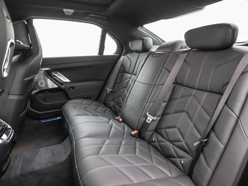 Used 2026 BMW 750e xDrive w/ Executive Package AWD/4WD image 24