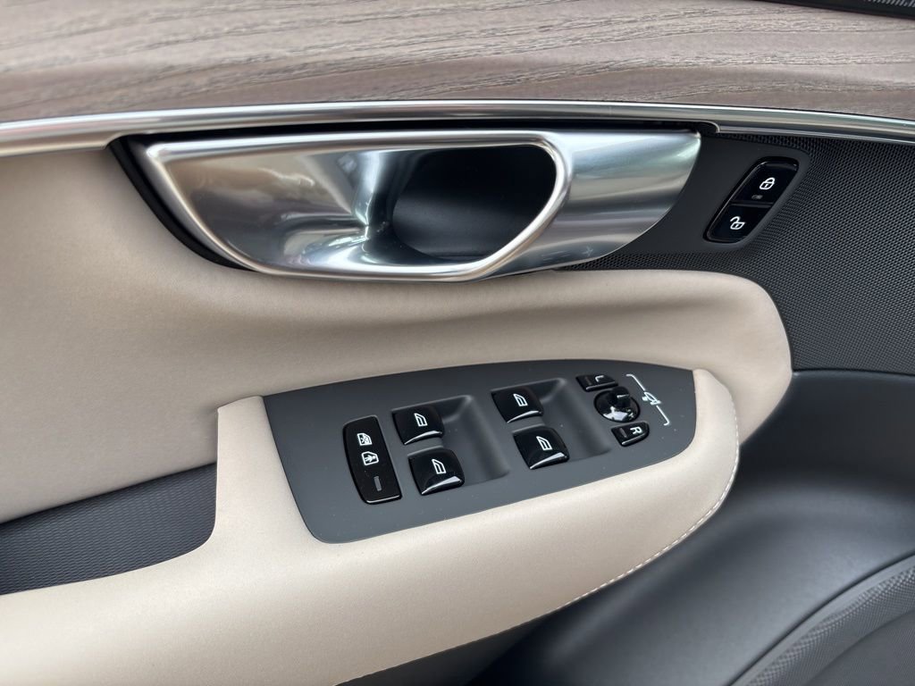 New 2026 Volvo XC90 B6 Plus w/ Protection Package Premier image 18