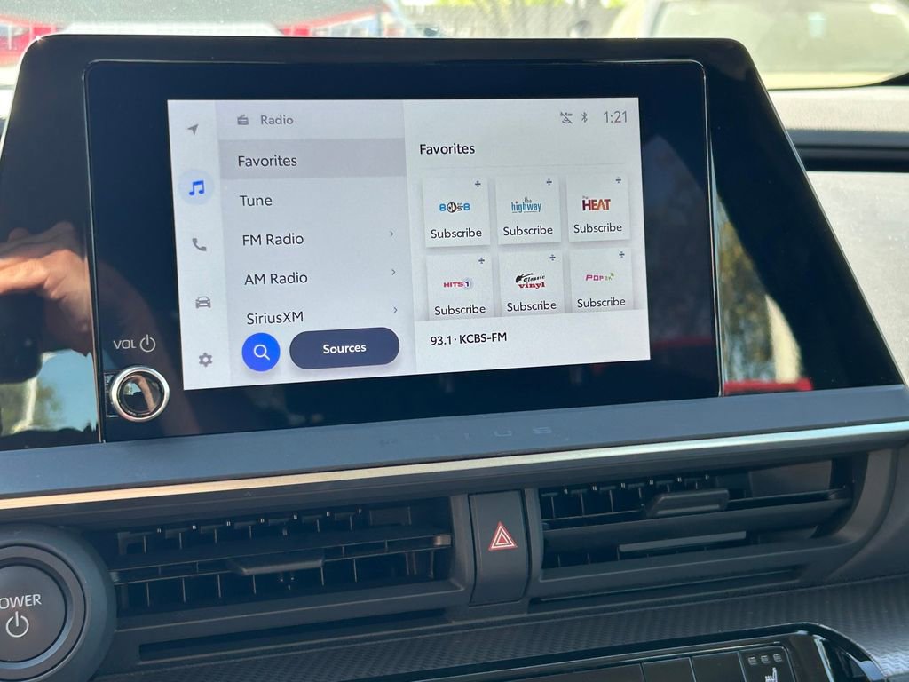 Used 2025 Toyota Prius XLE FWD image 31