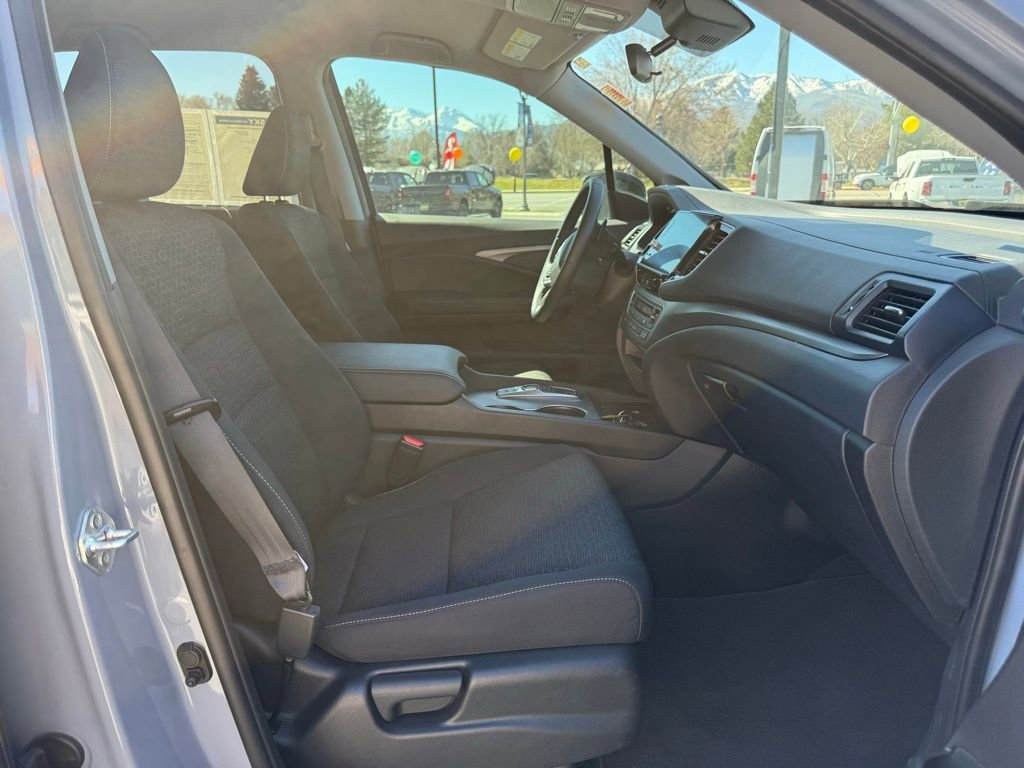 Used 2025 Honda Ridgeline Sport image 12