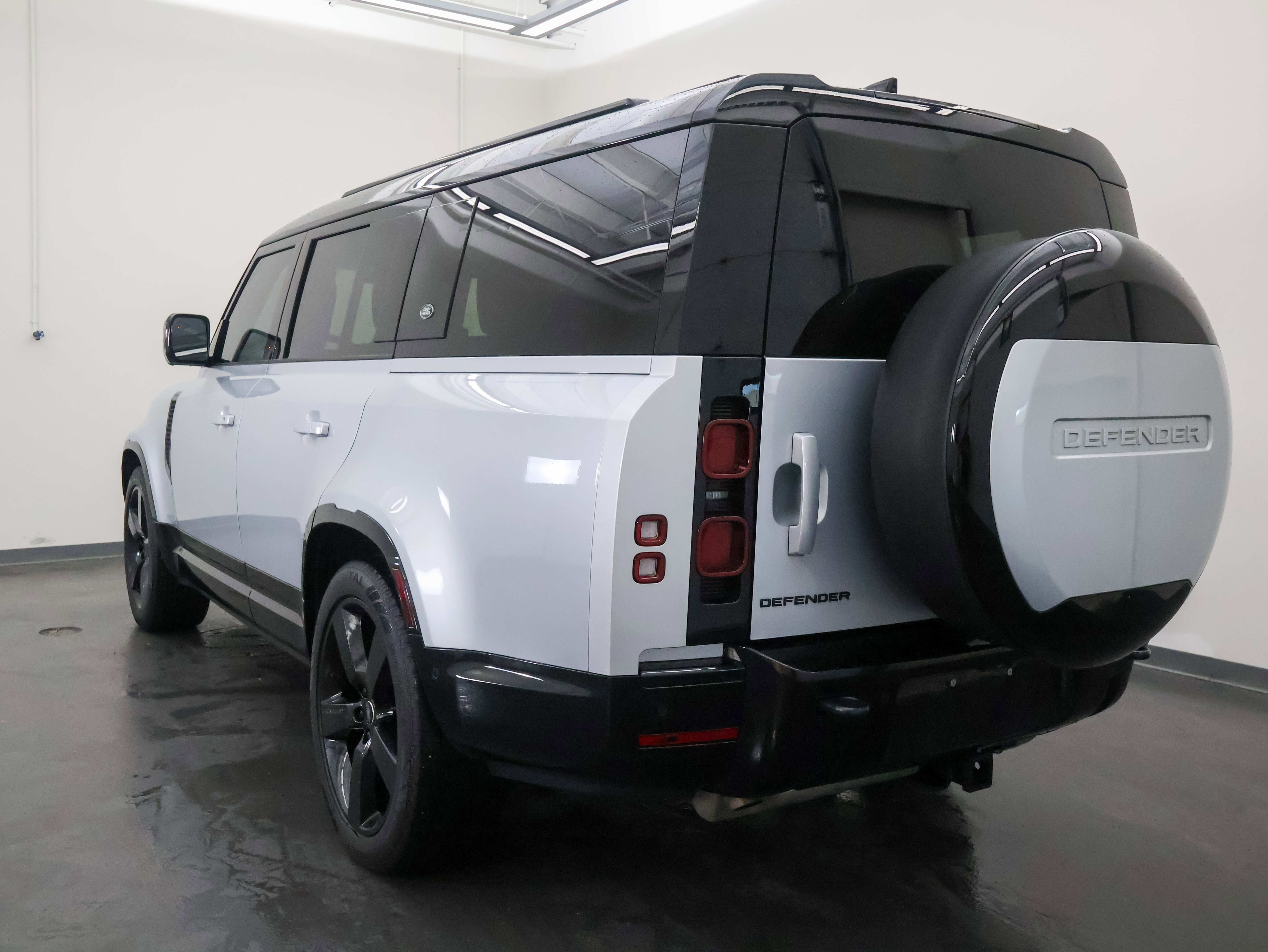 Used 2024 Land Rover Defender 130 X-Dynamic SE AWD/4WD image 5