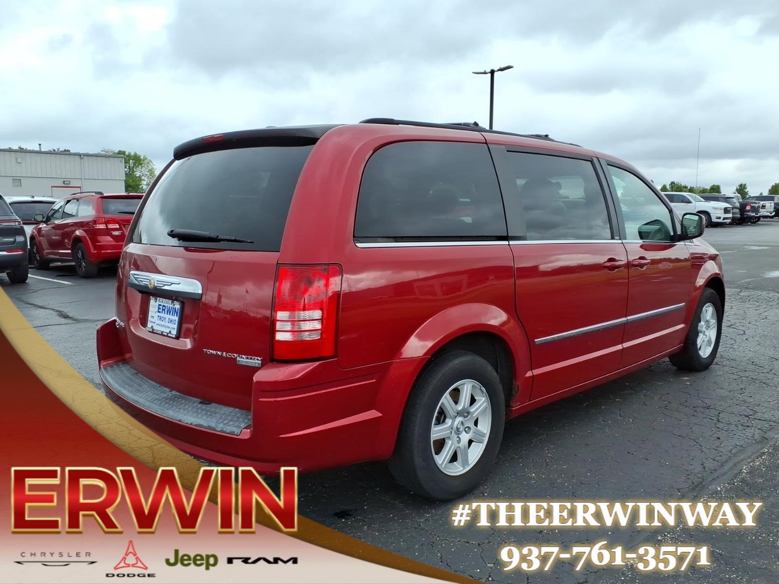 Used 2010 Chrysler Town & Country Touring FWD image 7