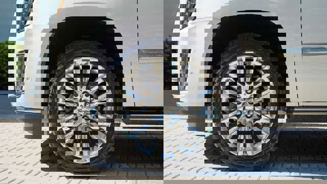 Used 2019 Cadillac Escalade ESV Premium Luxury image 12