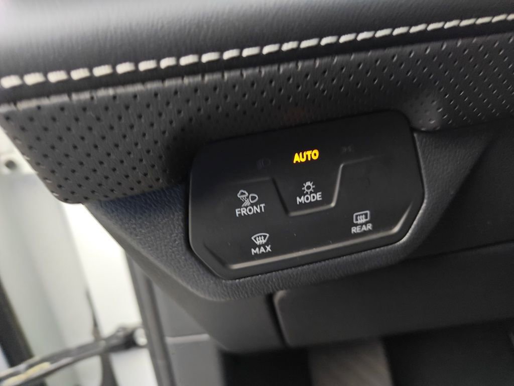 Used 2024 Volkswagen Atlas Cross Sport SE image 26