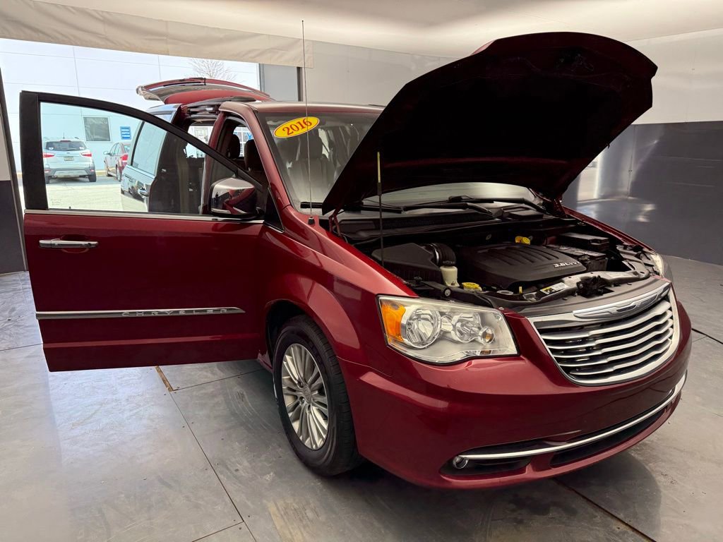 Used 2016 Chrysler Town & Country Touring-L image 14