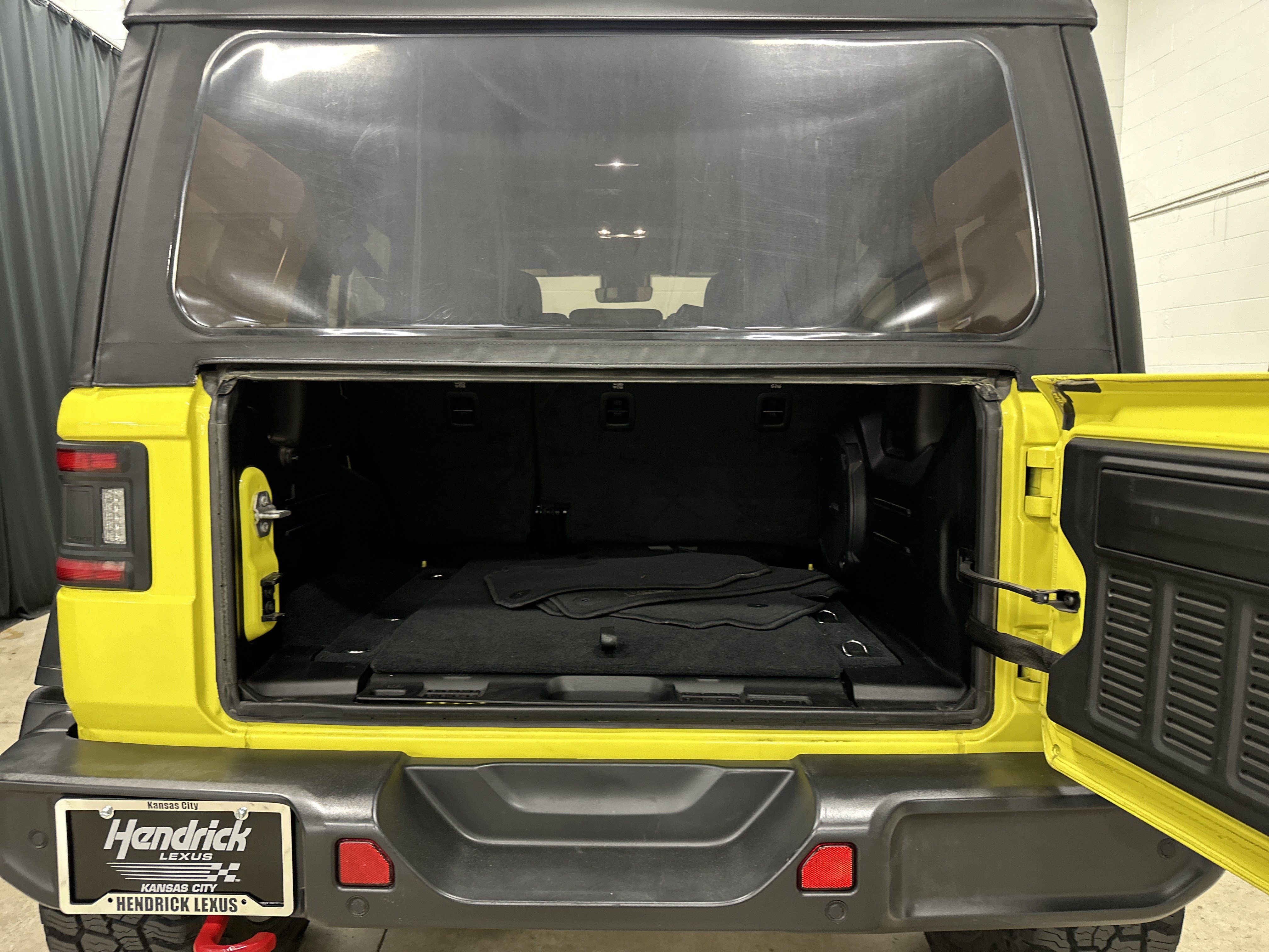 Used 2023 Jeep Wrangler Unlimited Rubicon w/ Safety Group AWD/4WD image 32