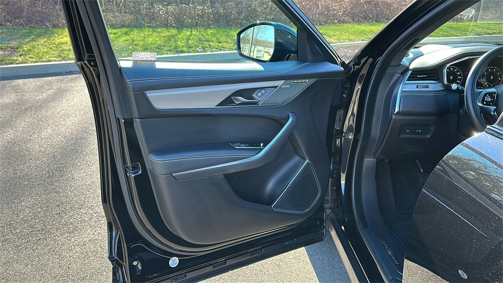 Certified 2025 Jaguar F-PACE R-Dynamic S image 8