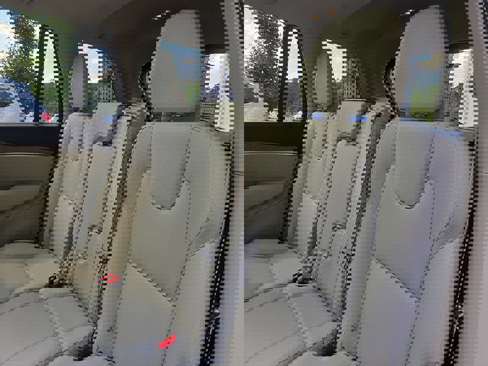 Used 2023 Volvo XC90 B6 Plus image 11