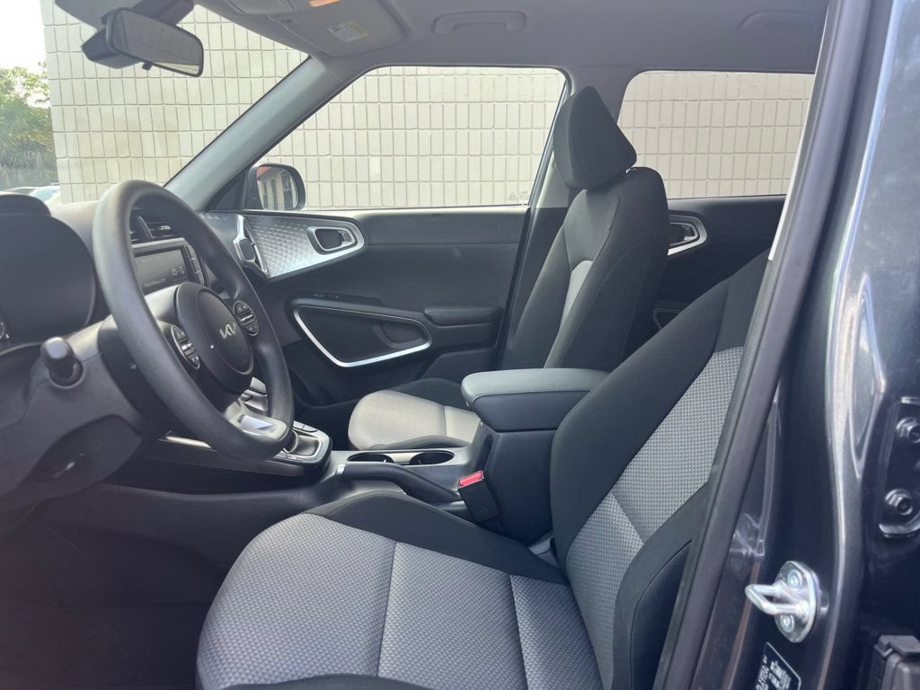 Used 2025 Kia Soul LX w/ LX Technology Package FWD image 13