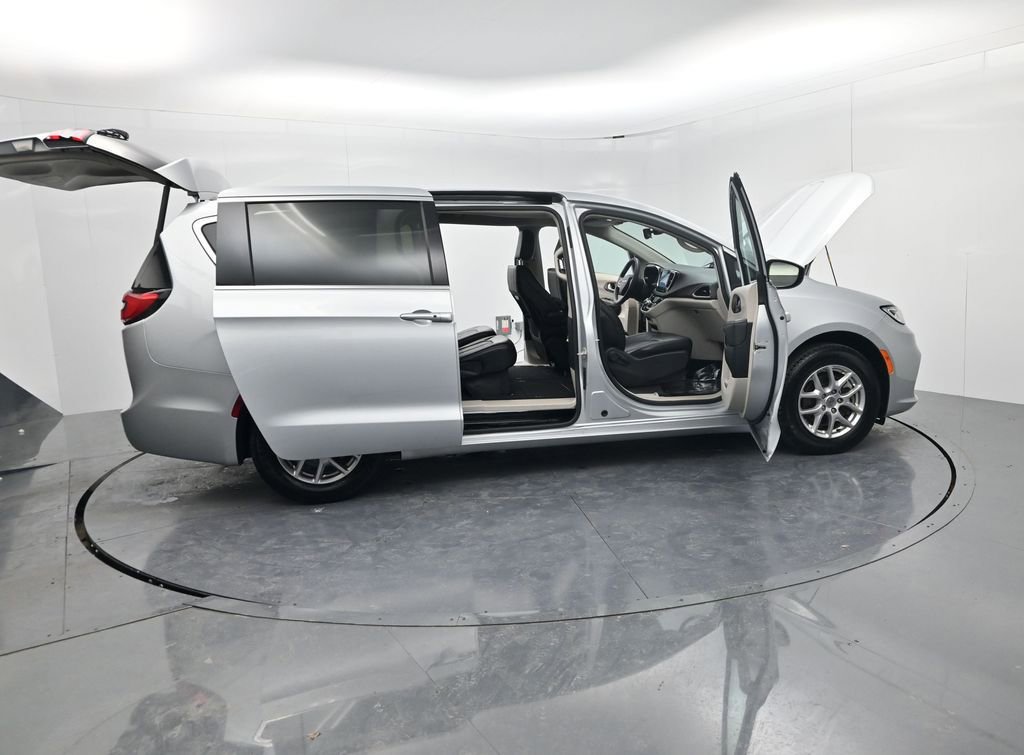 Used 2024 Chrysler Pacifica Touring-L image 58