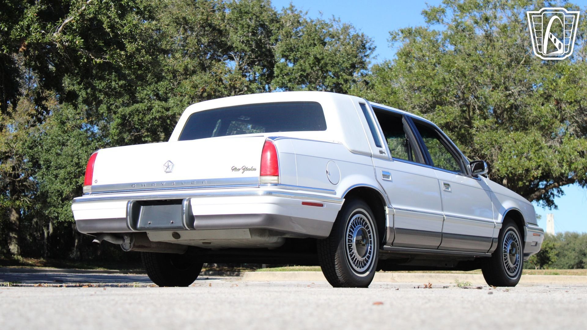 Used 1993 Chrysler New Yorker Fifth Avenue FWD image 8