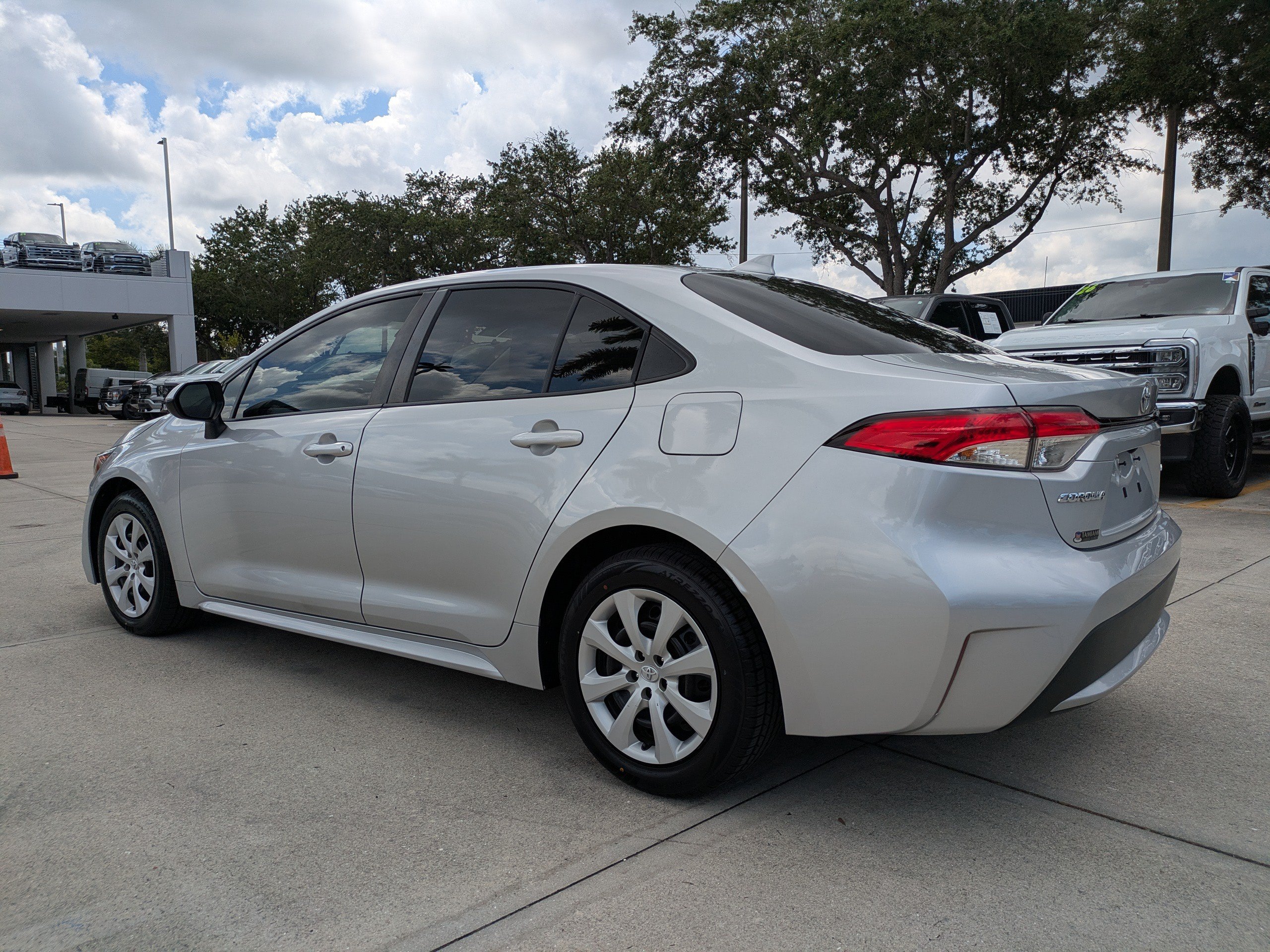 Used 2022 Toyota Corolla LE FWD image 6