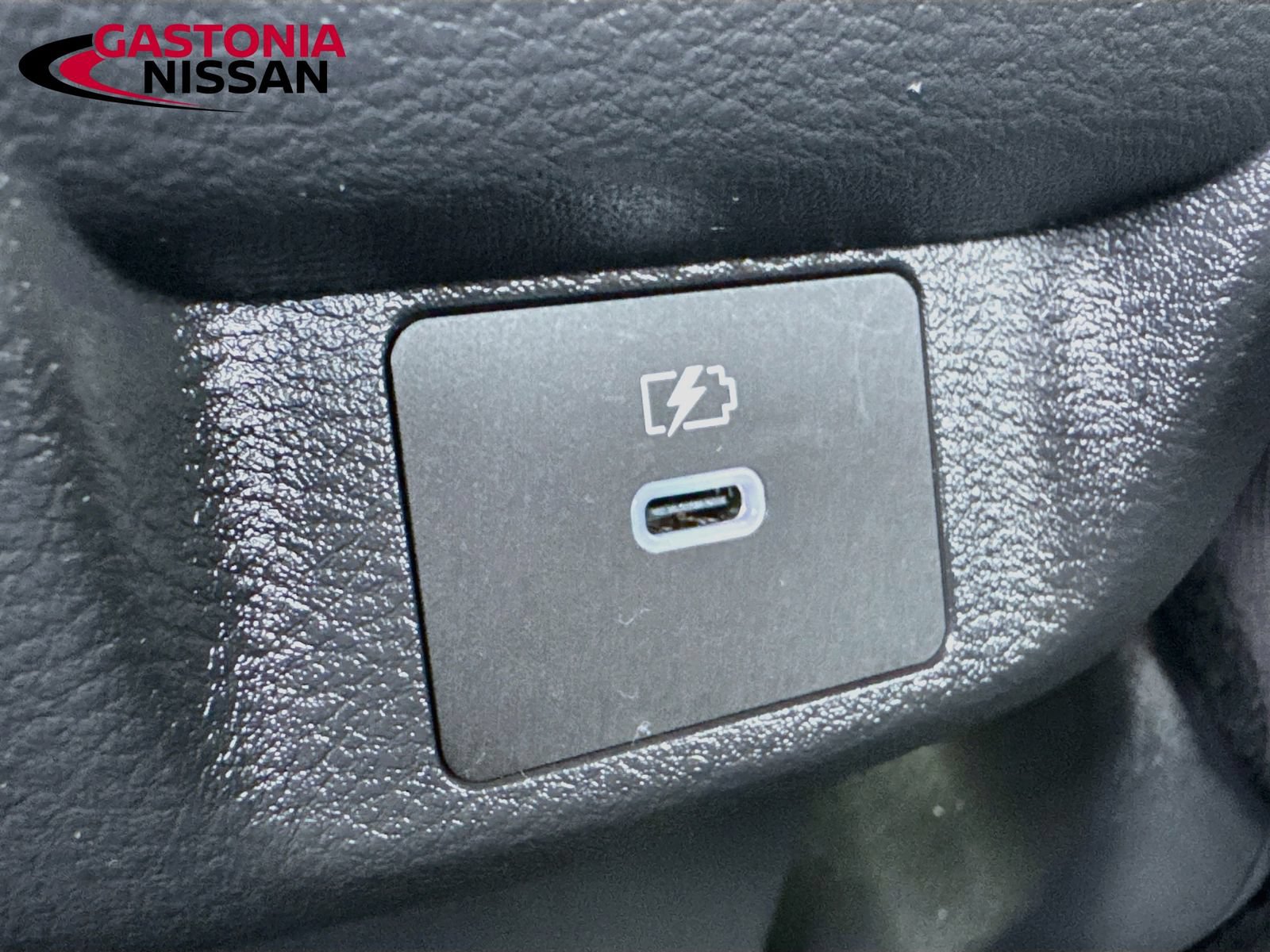 Used 2025 Nissan Versa SR w/ Trunk Package FWD image 33