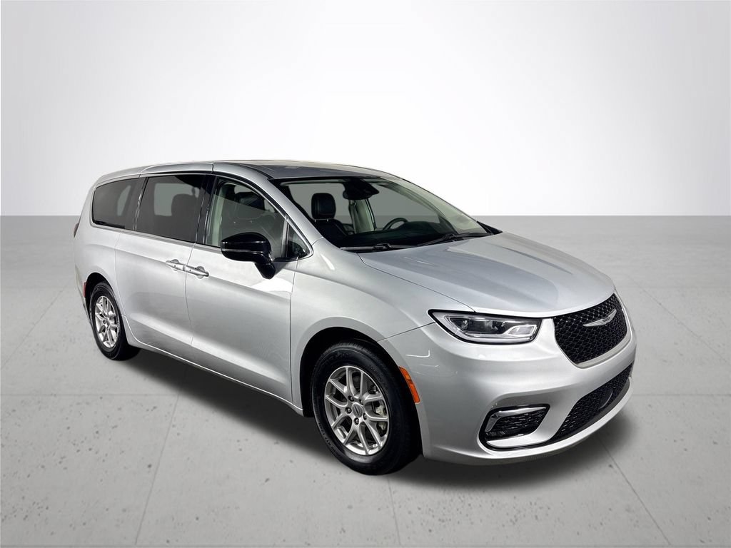 Used 2024 Chrysler Pacifica Touring-L FWD image 4