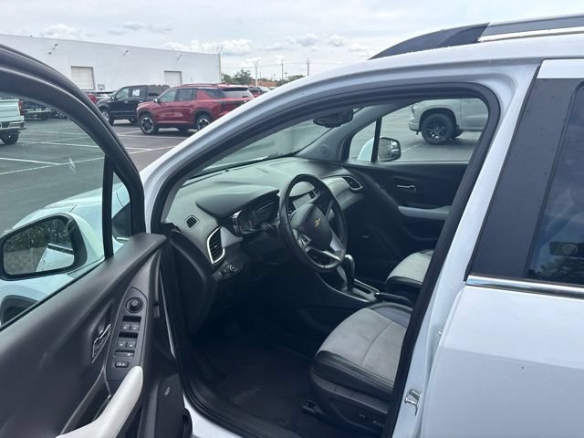Used 2020 Chevrolet Trax LT w/ Sun & Sound Package FWD image 10