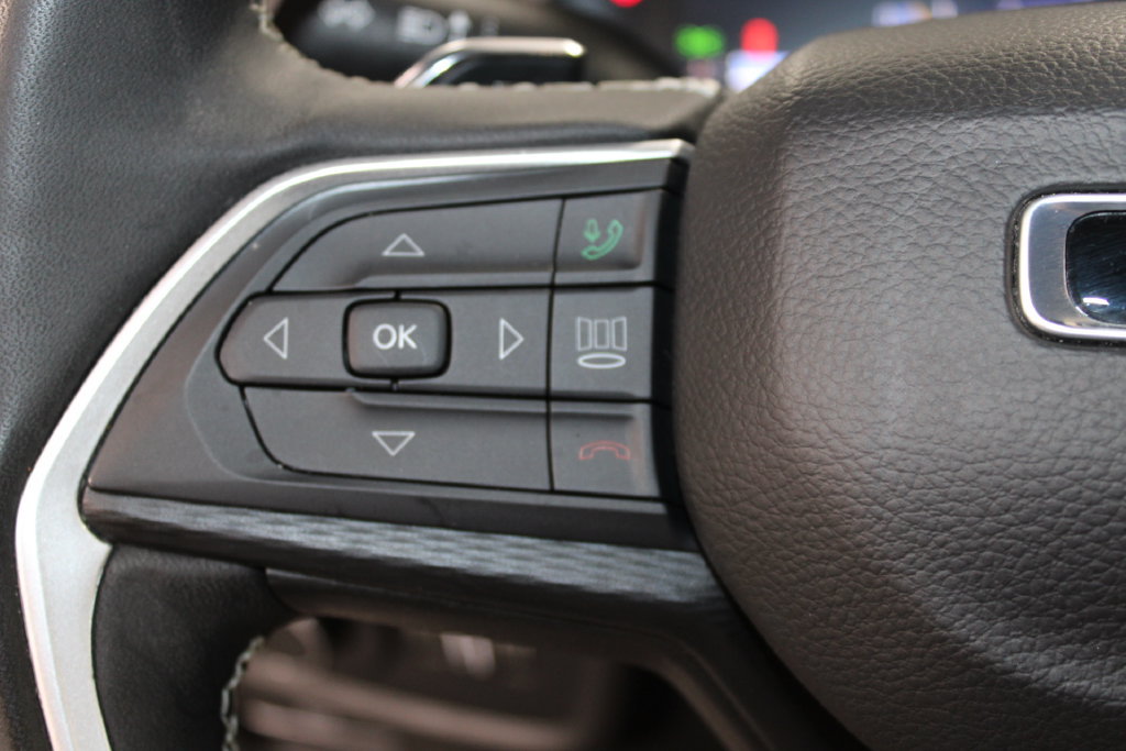 Used 2025 Jeep Grand Cherokee Altitude AWD/4WD image 35