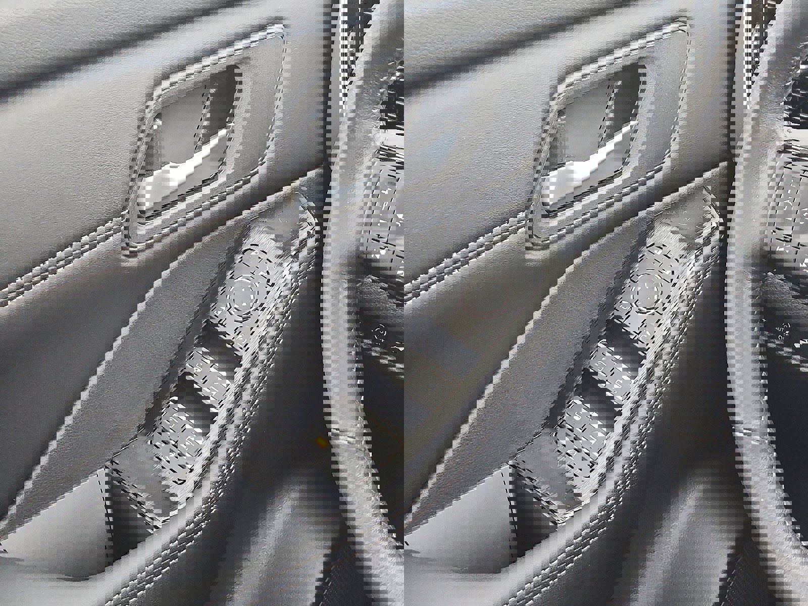 Used 2024 Nissan Rogue SL image 12