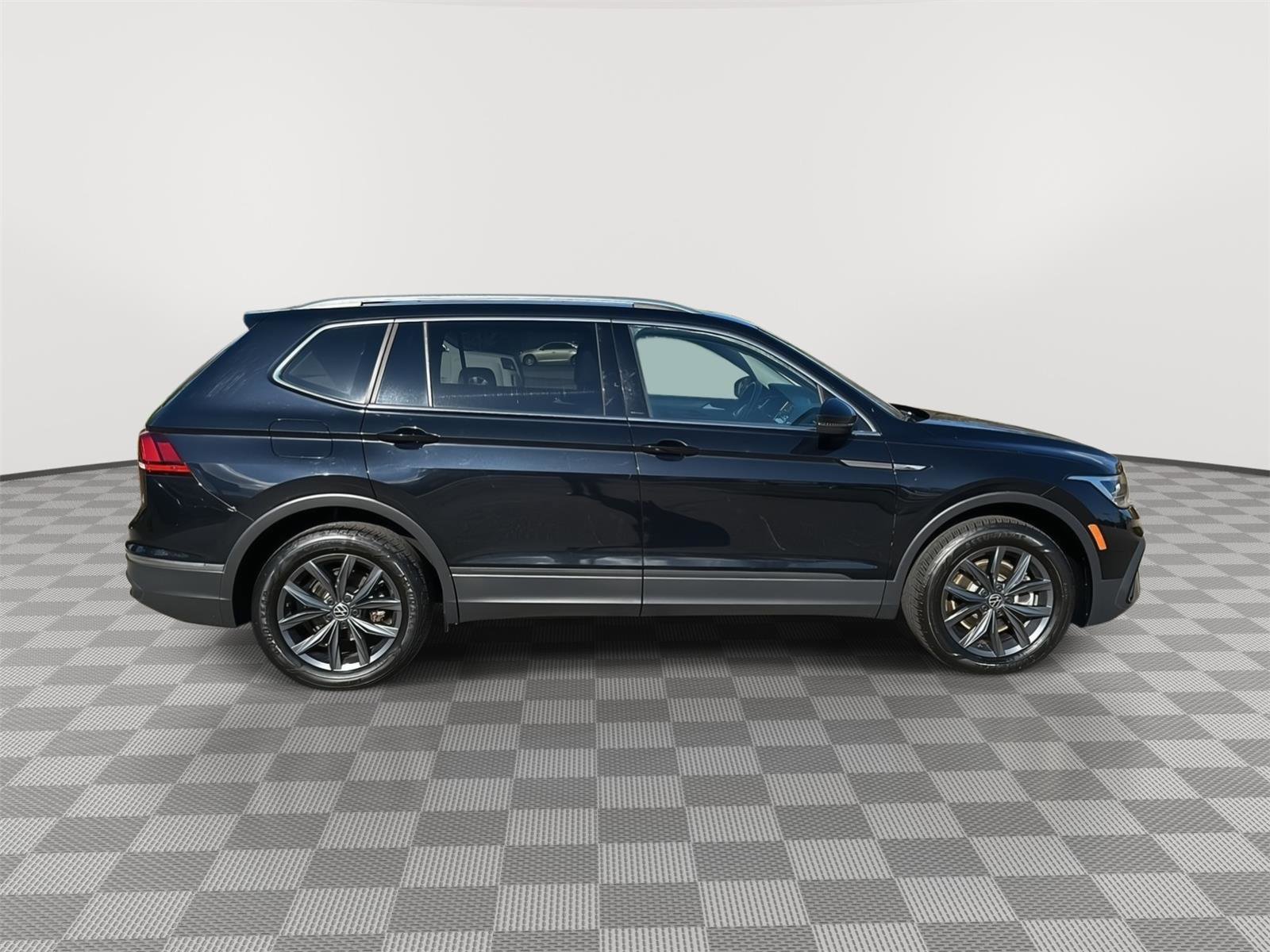 Used 2023 Volkswagen Tiguan SE AWD/4WD image 4